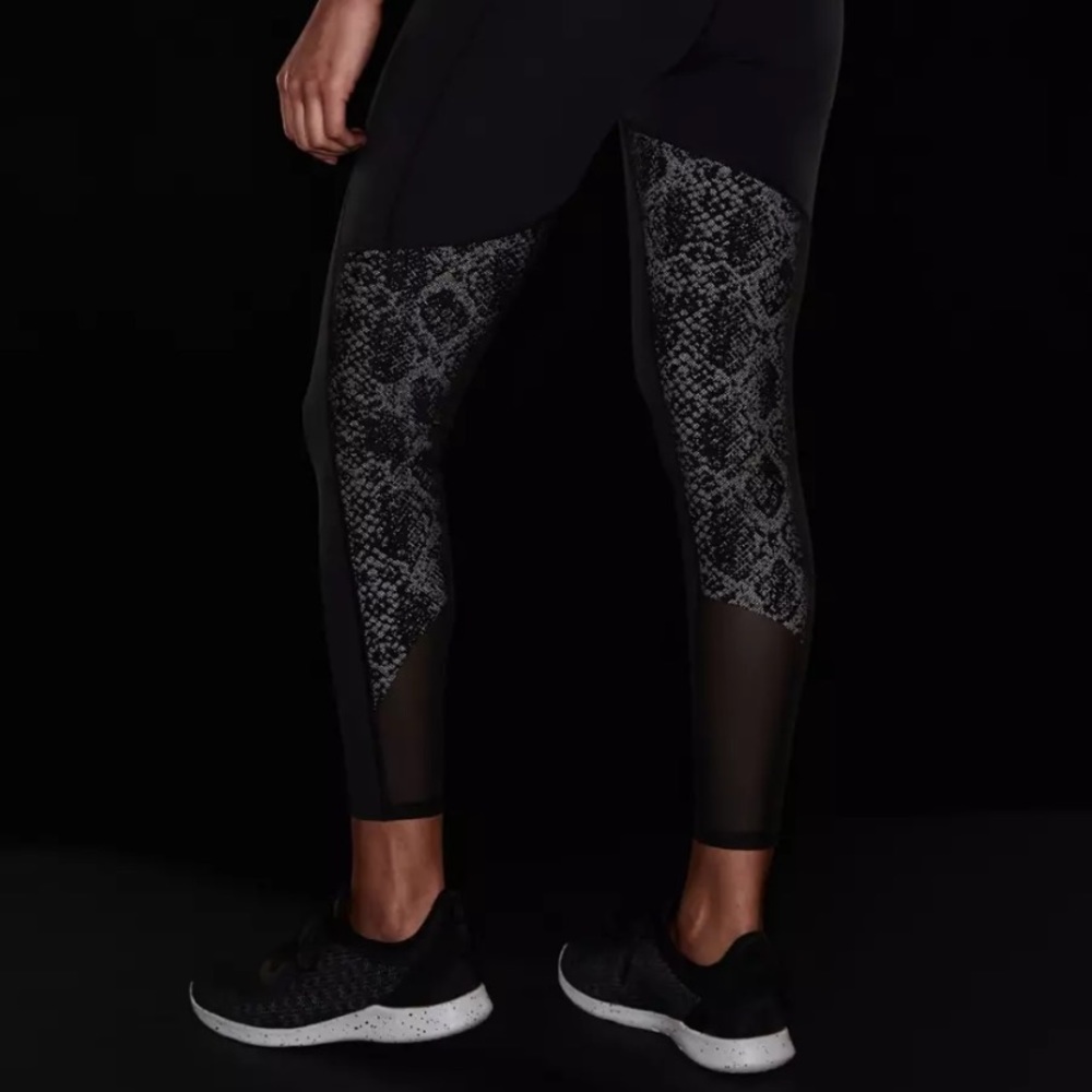Athleta Stay Fly Reflective 7/8 Tight